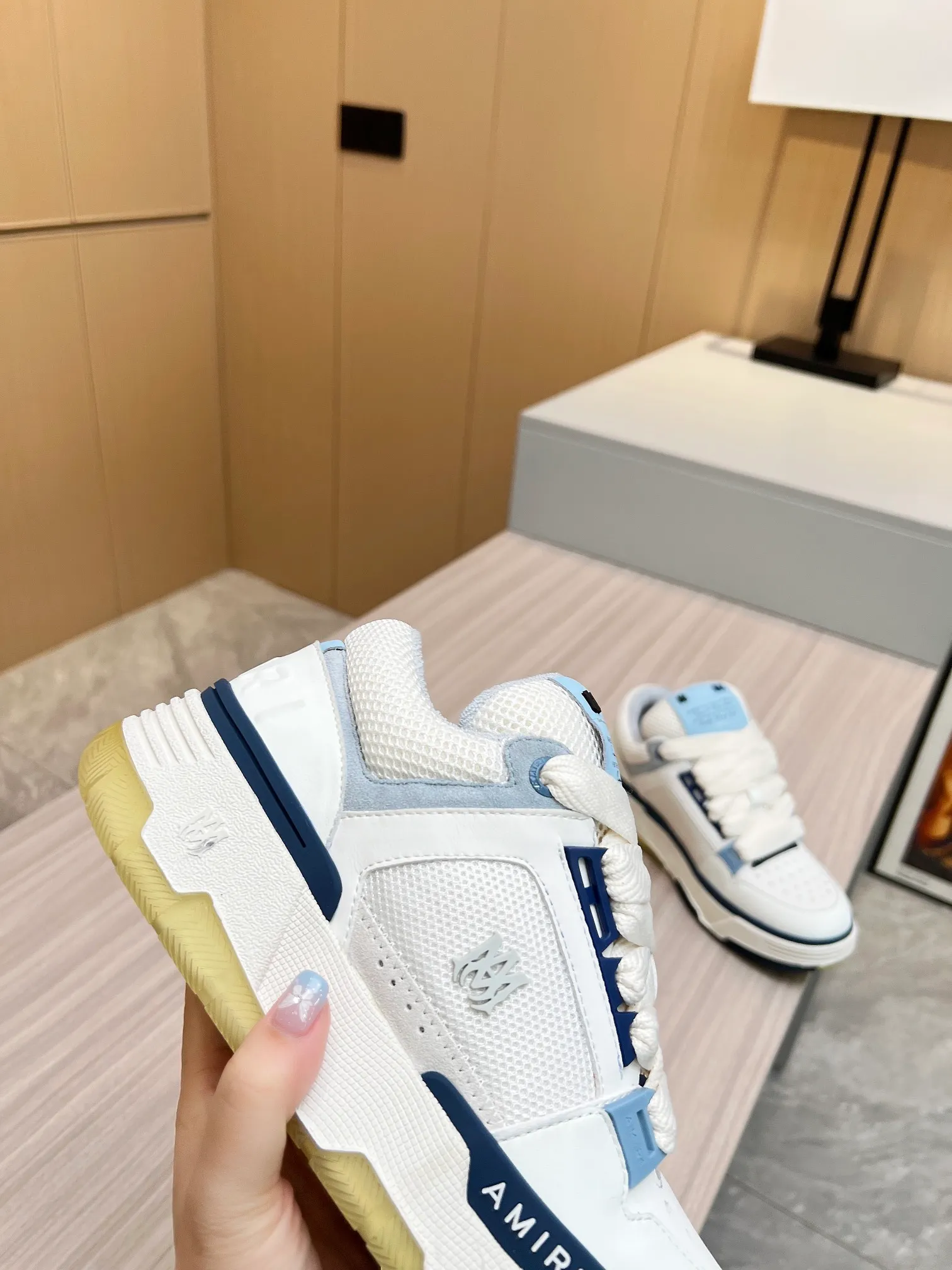 p620💰Men's shoes Amiri Emile's 2023 spring and summer new MA-1 bread shoes, couple models, casual sports shoes, sneakers Amiri gave up the rock punk style in the new season and used a large number of unsaturated colors, Morandi tones, whether you see or wear them, it will make people very happy. The large tongue of the bread shoes continues, shortens the length of the shoe body, thickens the midsole, and the toe part is more rounded. Amiri's brand letters and MA logo appear on the side of the shoe. Fabric: Original customized imported first-layer cowhide + mesh. Lining: Original customized breathable towel lining. Outsole. Foam combination material. Bottom thickness: 4CM. Size: Men's 39-45